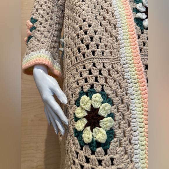 Crocheted long cardigan dress with flowers - Picture 4 of 16